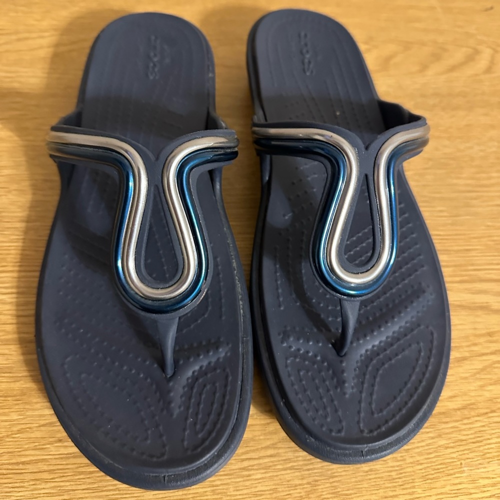 Crocs Sanrah Beveled Flat Flip Flops Women's Slide On Sandals Sz 8